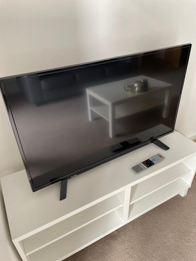 Modern 2-Bed Apartment In The Heart Of Salford Quays المظهر الخارجي الصورة