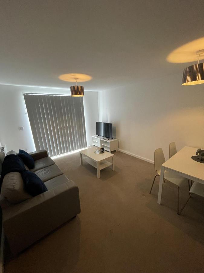 Modern 2-Bed Apartment In The Heart Of Salford Quays المظهر الخارجي الصورة