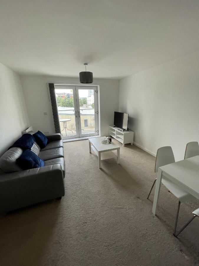 Modern 2-Bed Apartment In The Heart Of Salford Quays المظهر الخارجي الصورة
