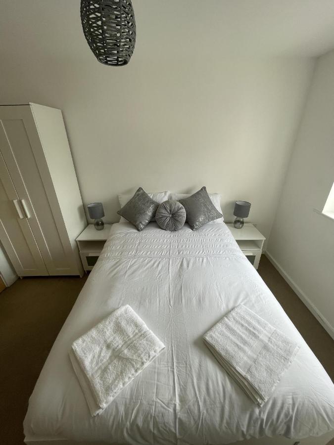 Modern 2-Bed Apartment In The Heart Of Salford Quays المظهر الخارجي الصورة