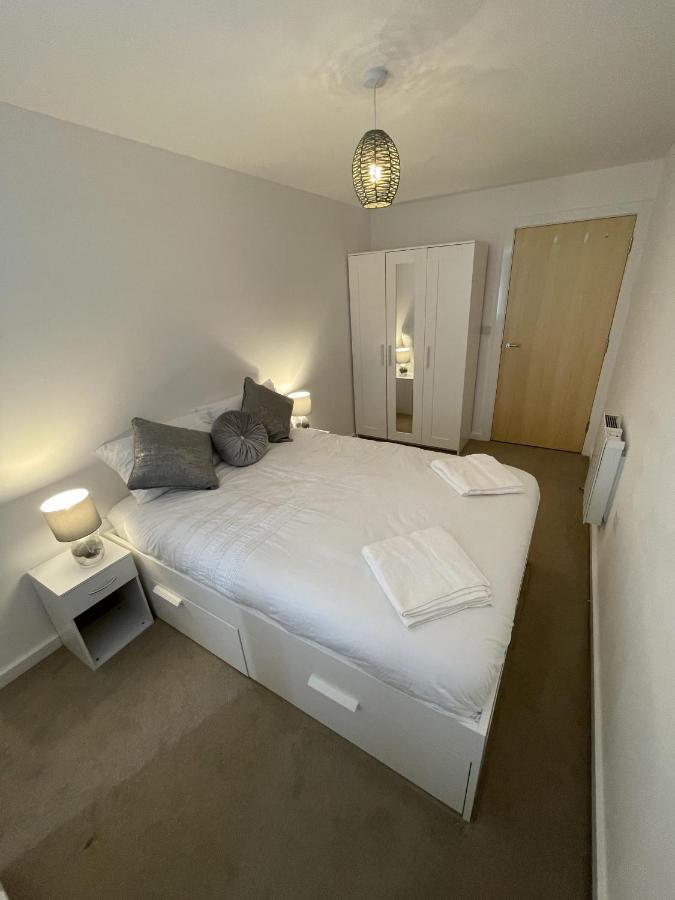 Modern 2-Bed Apartment In The Heart Of Salford Quays المظهر الخارجي الصورة