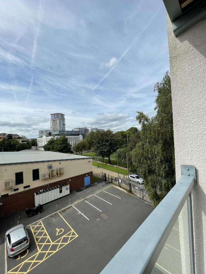 Modern 2-Bed Apartment In The Heart Of Salford Quays المظهر الخارجي الصورة