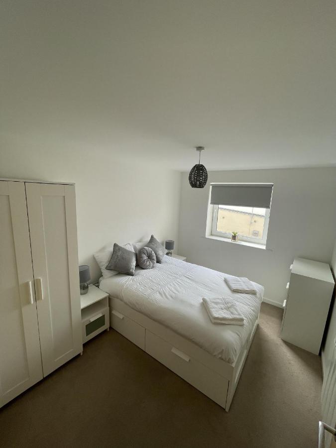 Modern 2-Bed Apartment In The Heart Of Salford Quays المظهر الخارجي الصورة