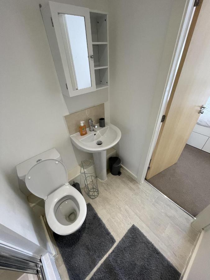 Modern 2-Bed Apartment In The Heart Of Salford Quays المظهر الخارجي الصورة