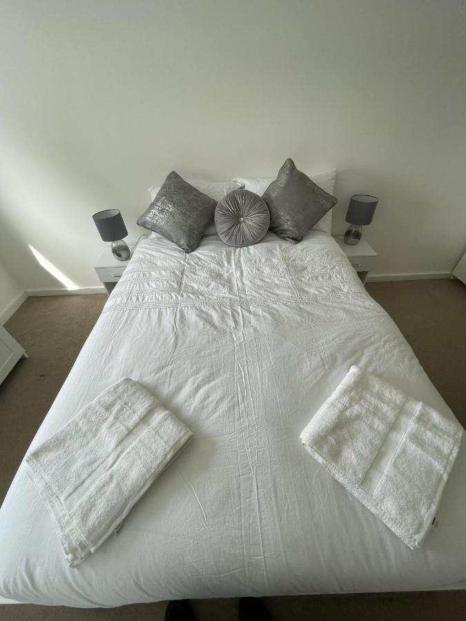 Modern 2-Bed Apartment In The Heart Of Salford Quays المظهر الخارجي الصورة