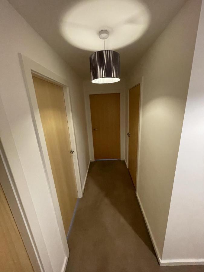 Modern 2-Bed Apartment In The Heart Of Salford Quays المظهر الخارجي الصورة