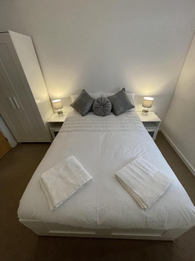 Modern 2-Bed Apartment In The Heart Of Salford Quays المظهر الخارجي الصورة