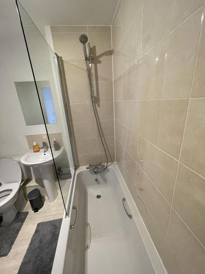 Modern 2-Bed Apartment In The Heart Of Salford Quays المظهر الخارجي الصورة