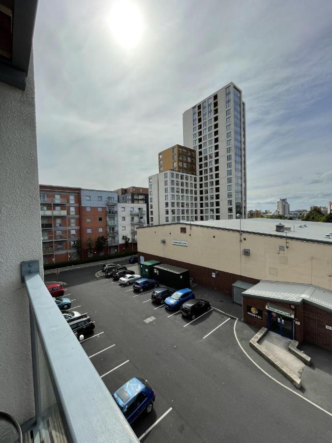 Modern 2-Bed Apartment In The Heart Of Salford Quays المظهر الخارجي الصورة