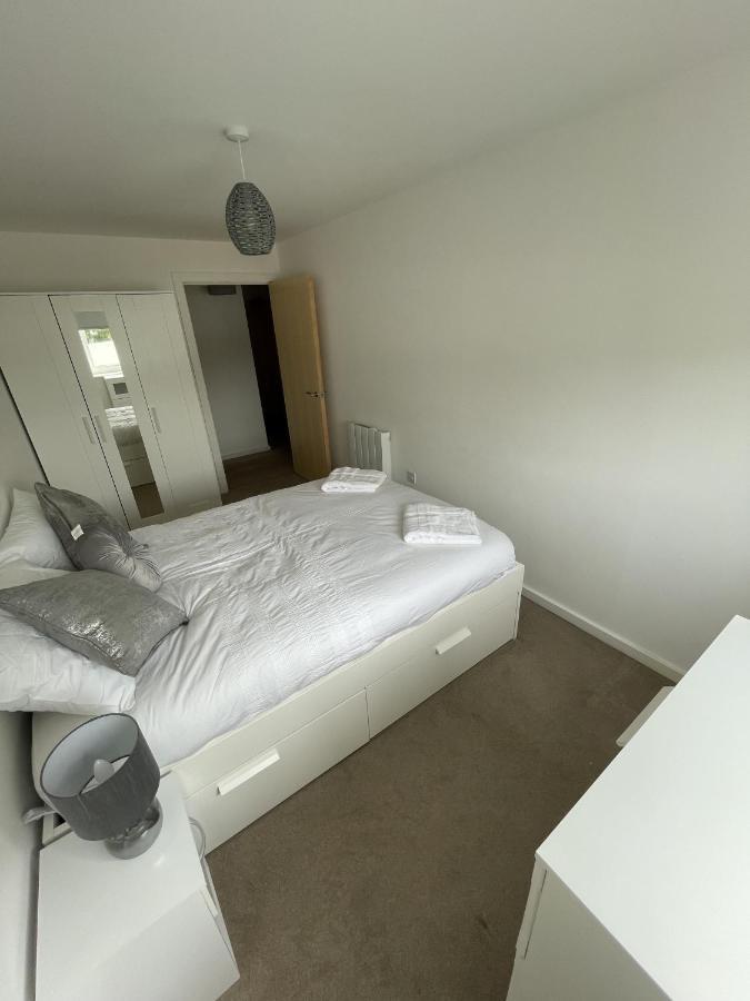 Modern 2-Bed Apartment In The Heart Of Salford Quays المظهر الخارجي الصورة