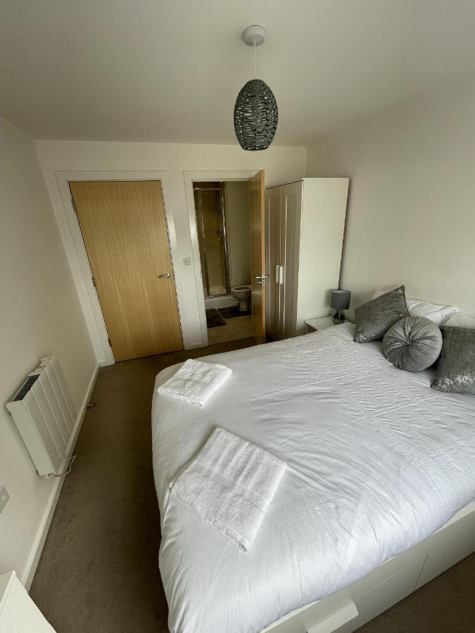 Modern 2-Bed Apartment In The Heart Of Salford Quays المظهر الخارجي الصورة