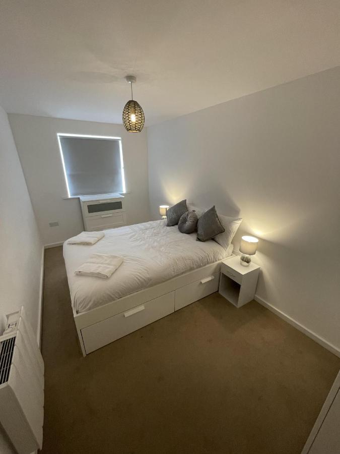 Modern 2-Bed Apartment In The Heart Of Salford Quays المظهر الخارجي الصورة